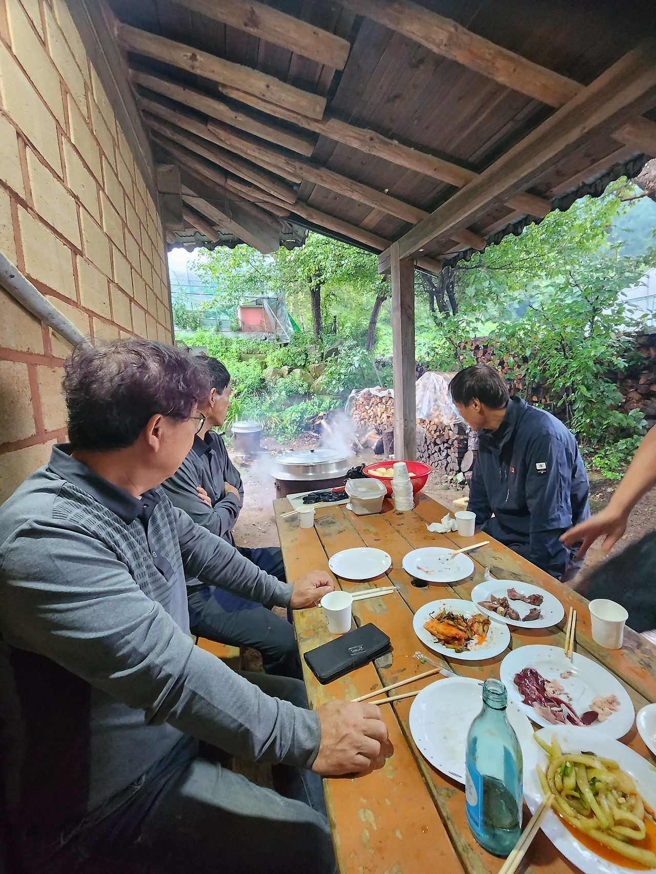 횡성 21주차 월요일_회식_닭 삶아지기를 기다리며 소주 한잔하는 남자동료들_20220905_173030.jpg