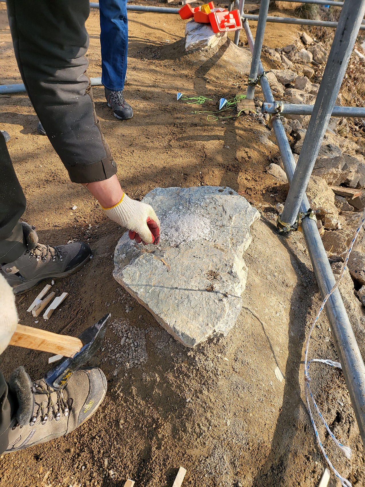 평창한옥학원_10주자 기둥 세우기_11_기둥밑동 자리에 소금놓기_20211221_105326.jpg