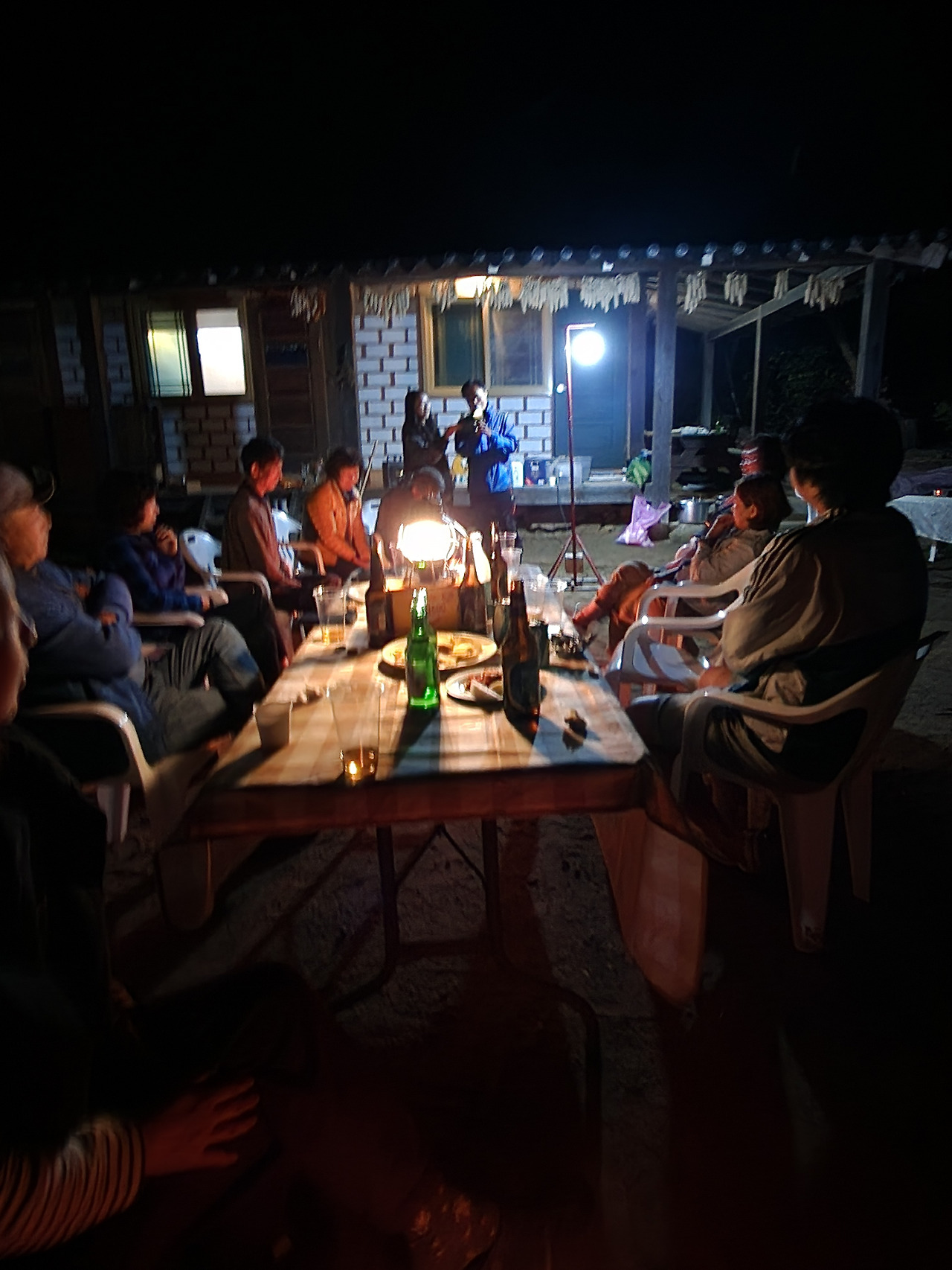 횡성 24주차 수요일_과정 마무리 축하파티_파티 2차에서 노래부르는 최선생님_20220928_212943.jpg