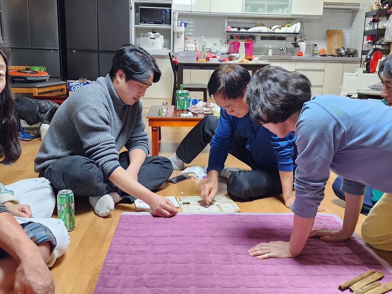 최선생님 집들이_윷놀이하면서 즐거운 시간을 보내는 동료들_20230116_200100.jpg