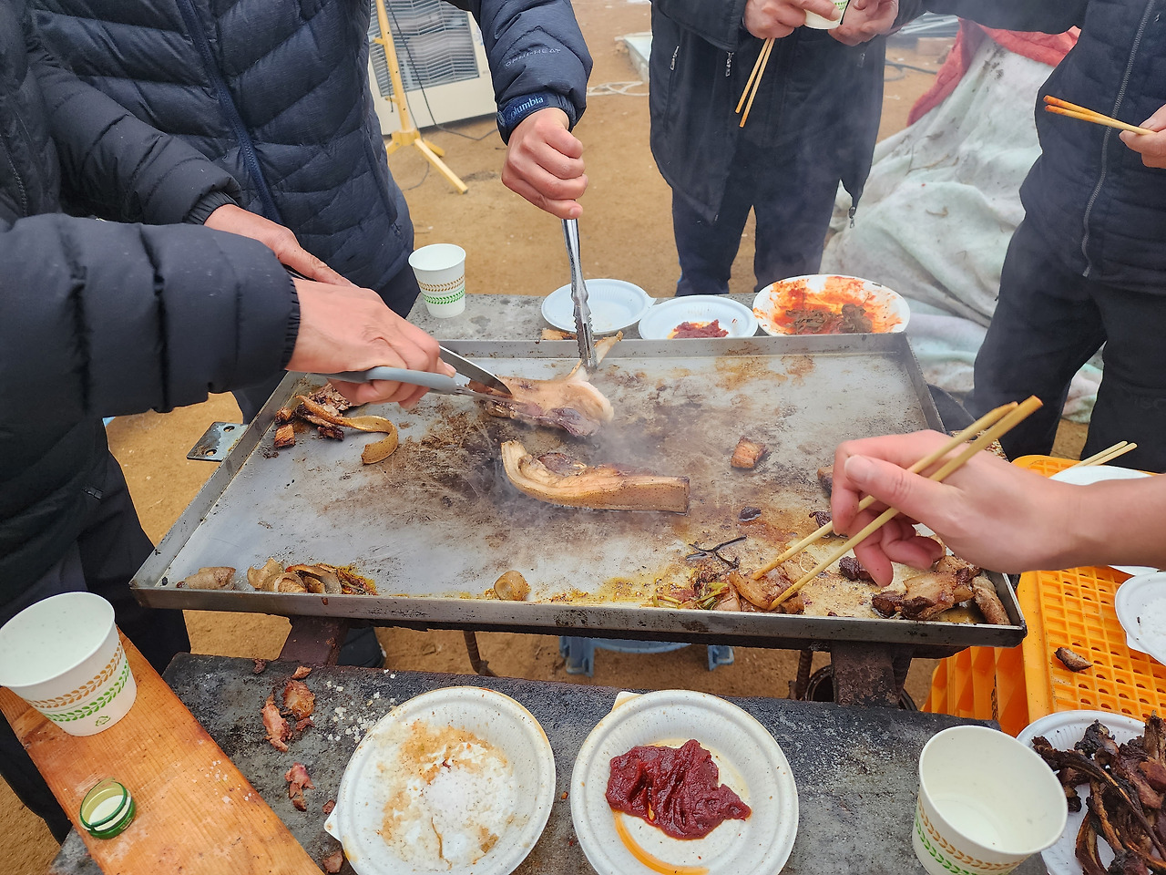 청태정 바비큐 파티_바비큐 불판에서 구워지는 멧돼지 고기 모습_20231230_153334.jpg
