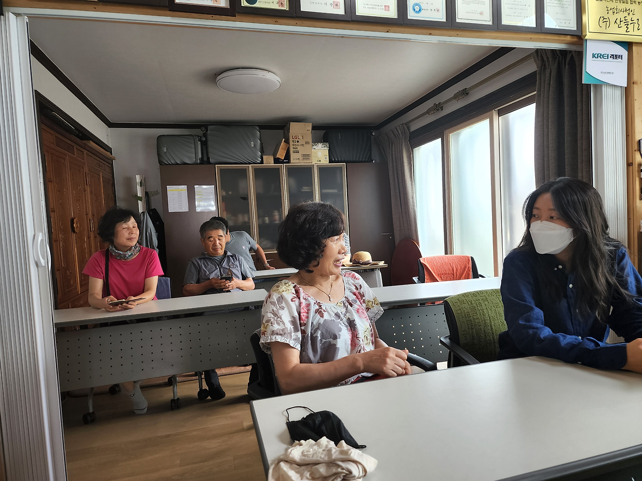 횡성 12주차 화요일_친환경농약 제조 강의 준비중인 동료들_20220705_125259.jpg