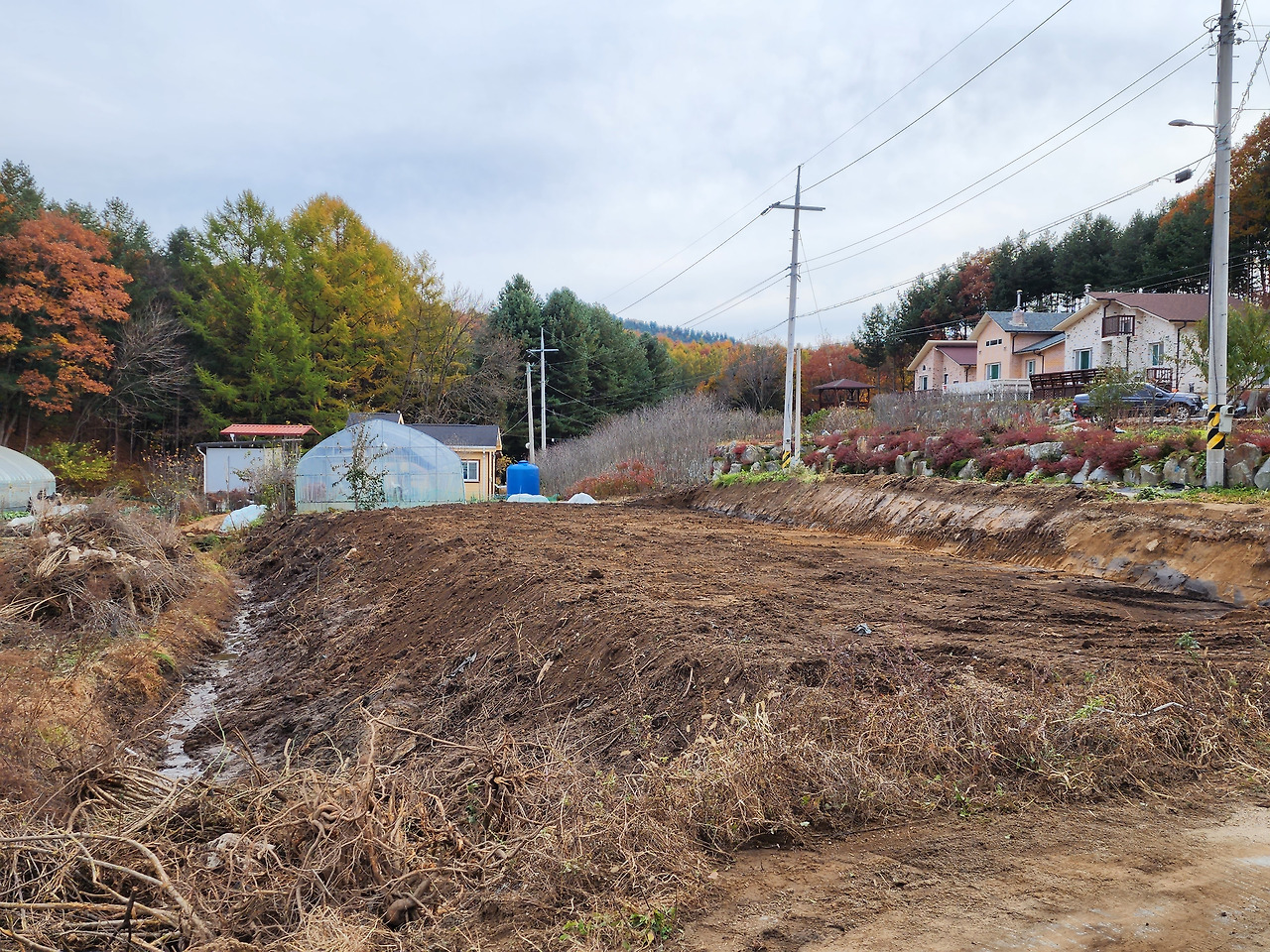 귀농 기초 작업_노지 밭 유공관 묻기_평탄화작업_20221026_155202.jpg