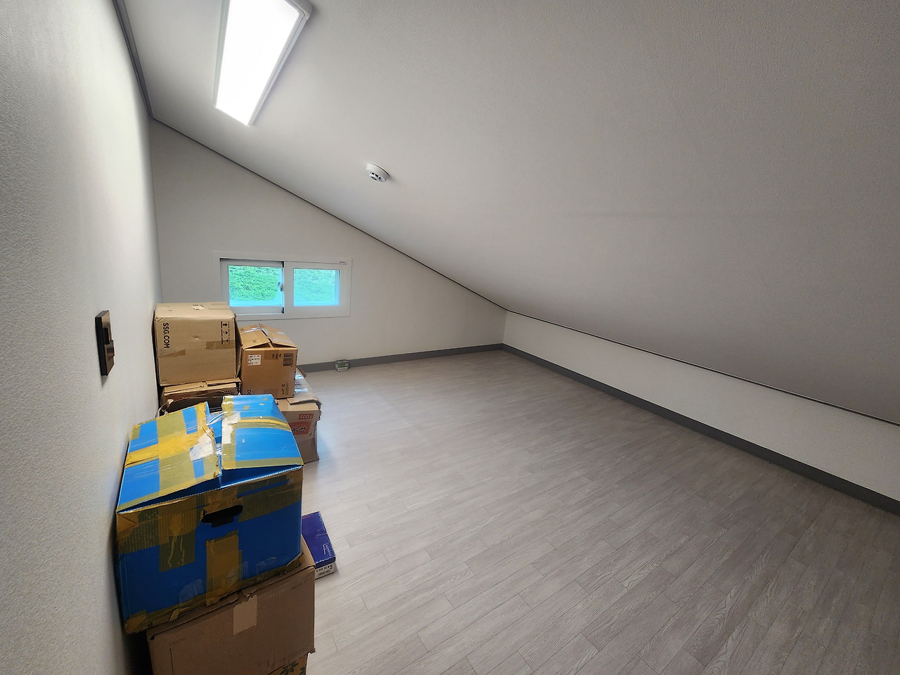 이사한 날찍은 이층 다락방의 짐쌓인 사진_20231027_114728.jpg