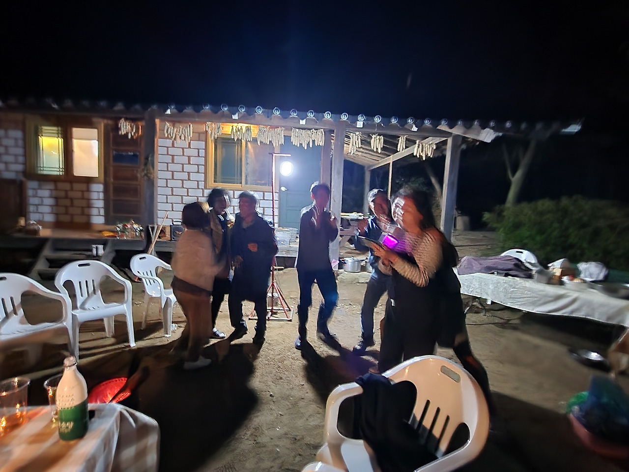 횡성 24주차 수요일_과정 마무리 축하파티_파티 2차에서 노래부르는 최선생님 형수님과 춤추는 동료들_20220928_220930.jpg