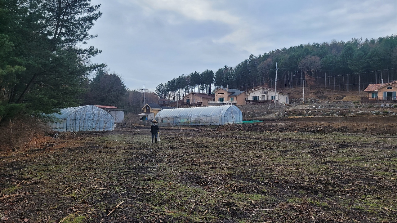 미생물 배양액을 뿌리고 있는 나_20230323_1679566434377.jpg