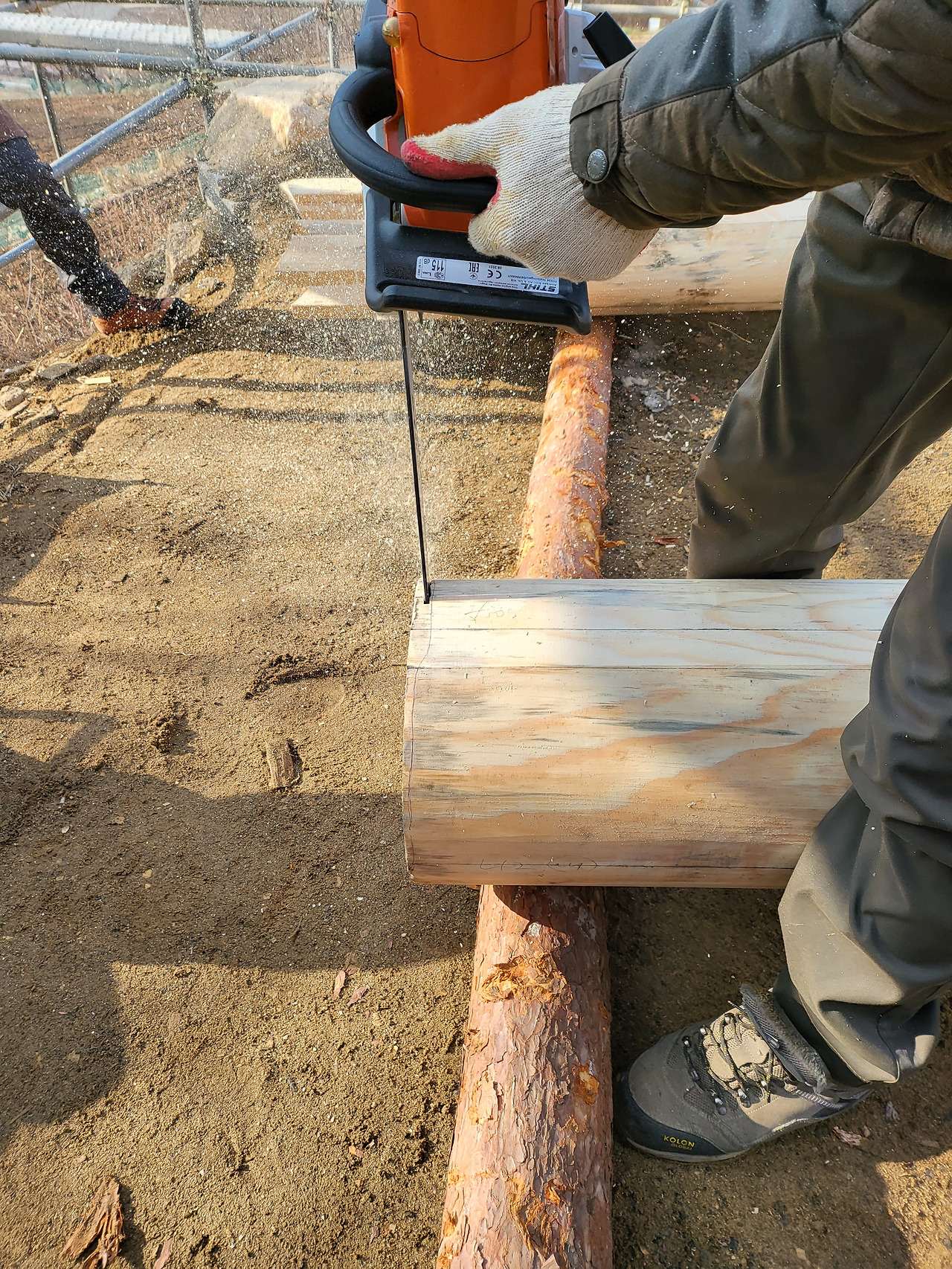 평창한옥학원_10주자 기둥 세우기_7_전동톱으로 그랭이질 하기_20211221_104604.jpg