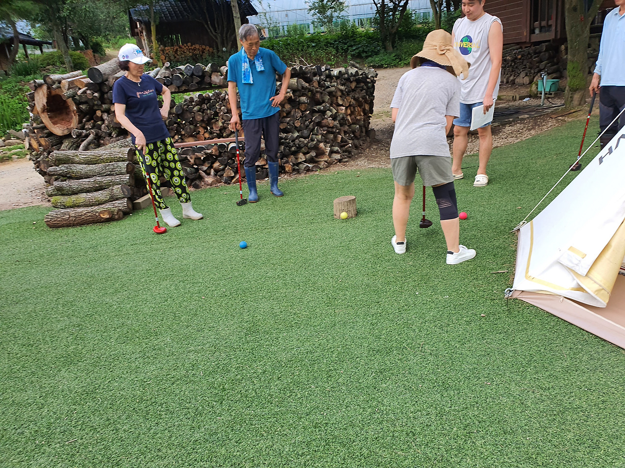 횡성 15주차 수요일_휴식중 게이트볼 치는 동료들_20220727_1659213892975.jpg