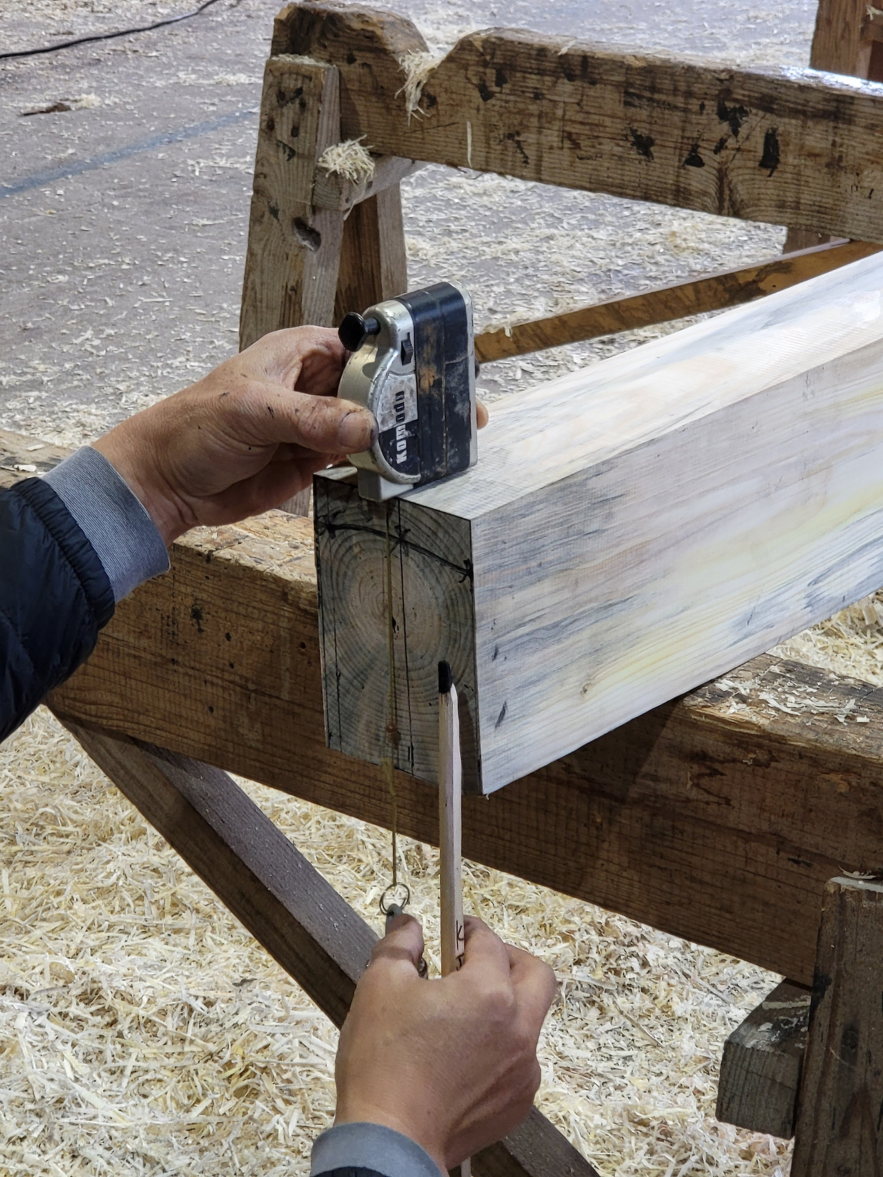 평창한옥학원 2주차 금요일_사각 기둥만들기 2_균형추로 중심점 잡기_20211029.jpg