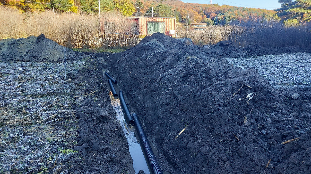 귀농 기초 작업_노지 밭 유공관 묻기_파낸 땅바닥에 놓인 유공관들_20221026_1666823785413.jpg
