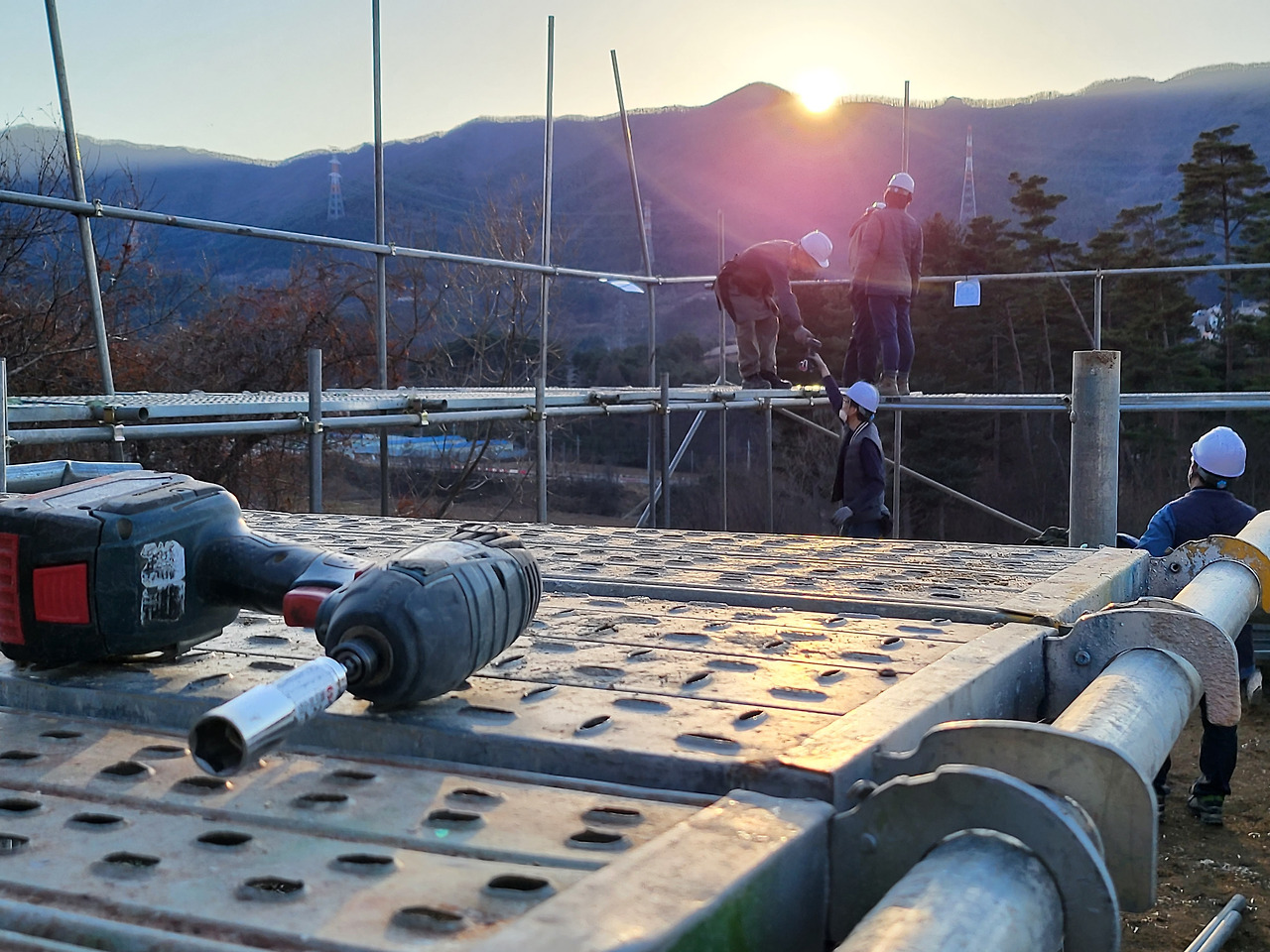 평창한옥학원_8주차 수요일_비계만들기 이틀차_저녁노을 배경으로 사진_6_20211208_160614.jpg