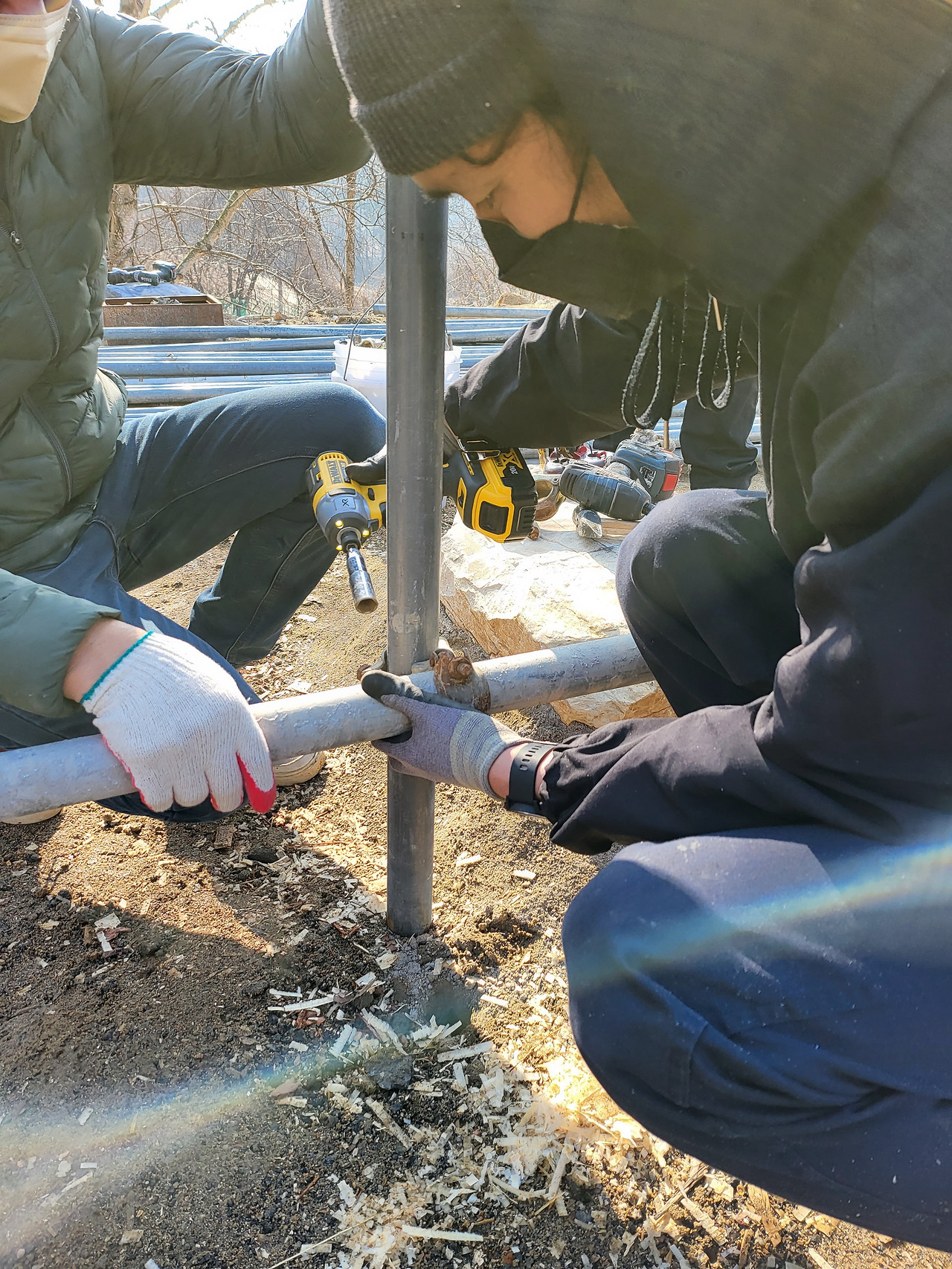 평창한옥학원_8주차 화요일_비계설치_연결쇠채우는 용현_3_20211207_113553.jpg