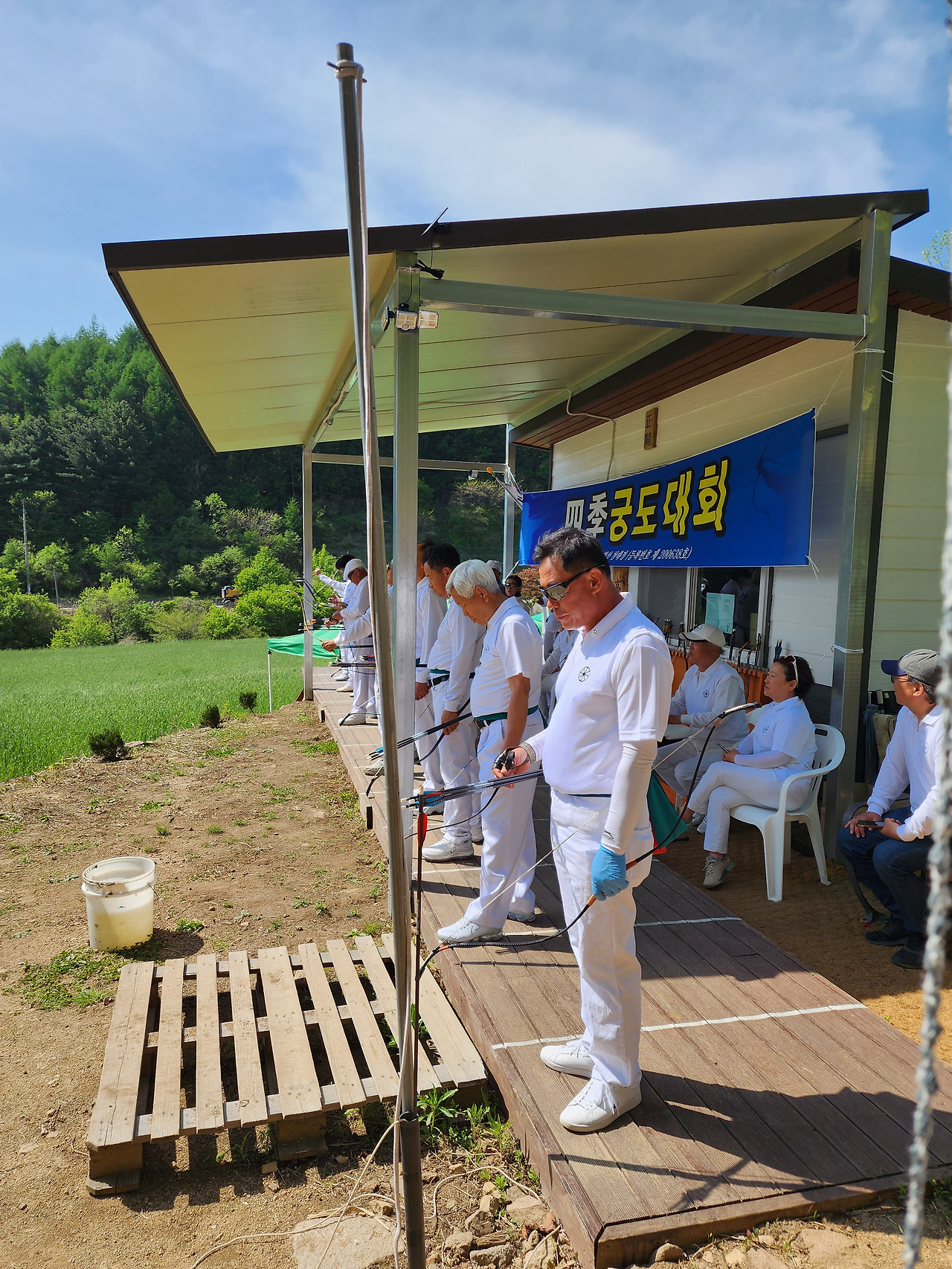 국궁 월례대회_경기를 하고 있는 회원들_20230515_145536.jpg