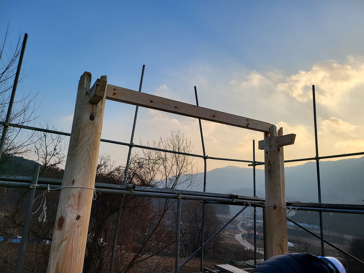 평창한옥학원_10주자 기둥 세우기_21_보까지 결합된 기둥_20211221_162832.jpg