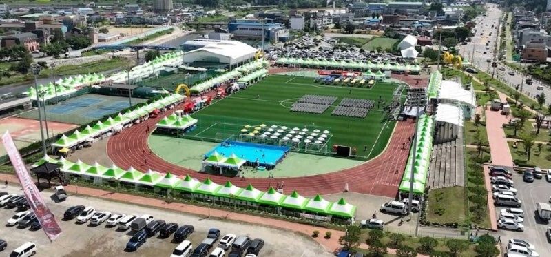 둔내 토마토 축제 사진_무대와 천막 설치후 사진_20250814.jpg