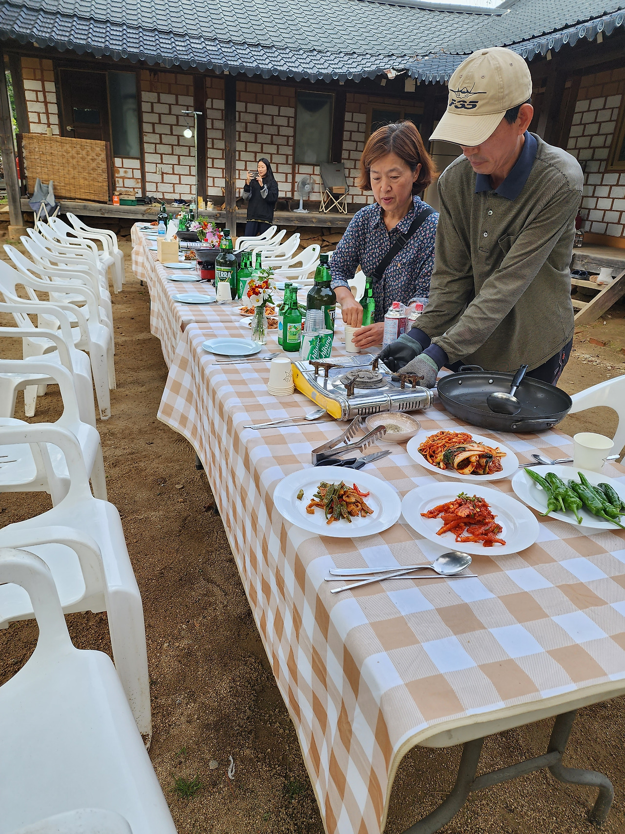 횡성 24주차 수요일_과정 마무리 축하파티_식탁 음식 준비하는 팀장님과 전장군님_20220928_174013.jpg