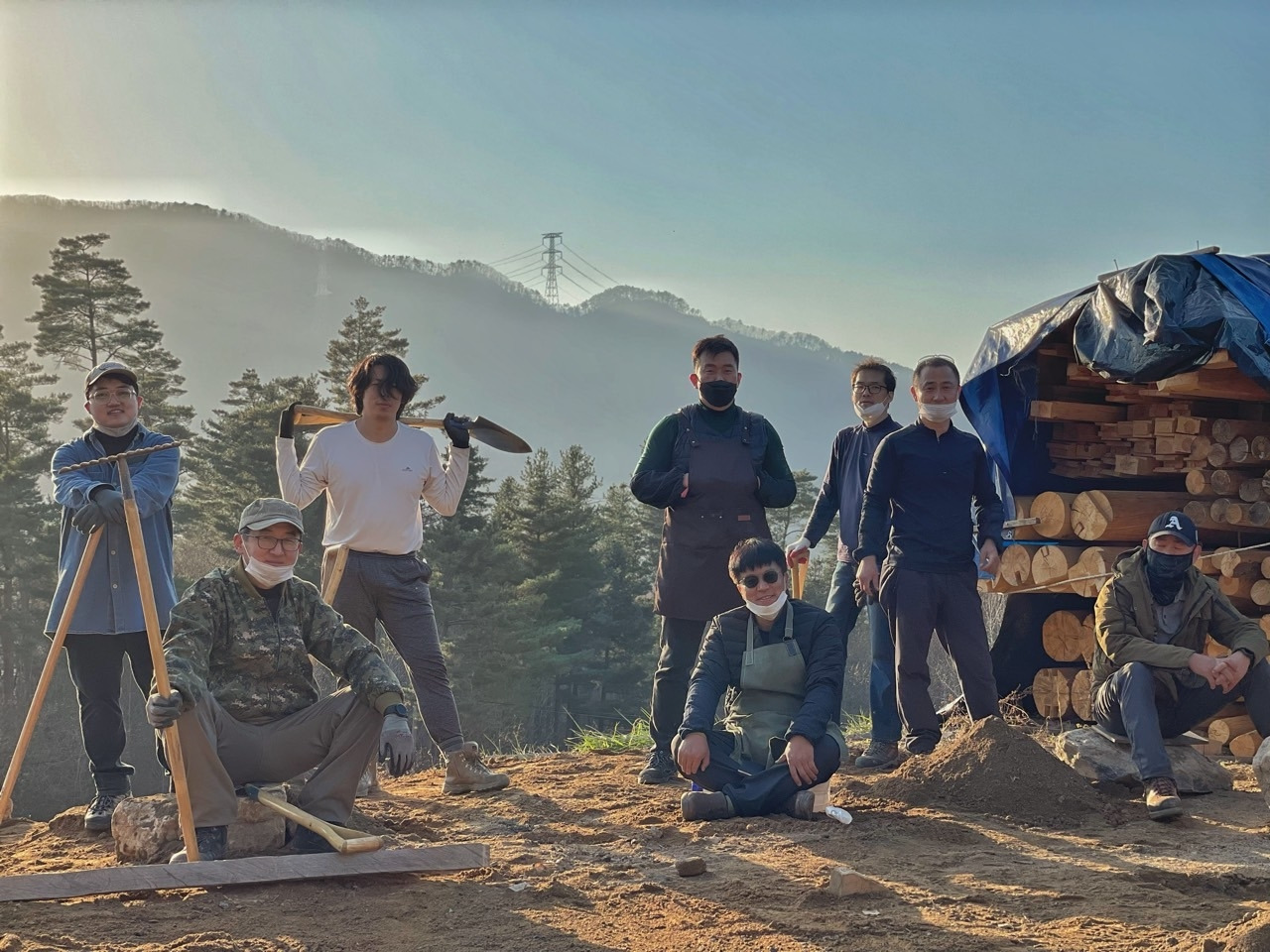 평창한옥학원_5주차 월요일_기초만들기_구명판 후 석양을 배경으로 단체사진_10_BandPhoto_2021_11_16_15_58_09.jpg