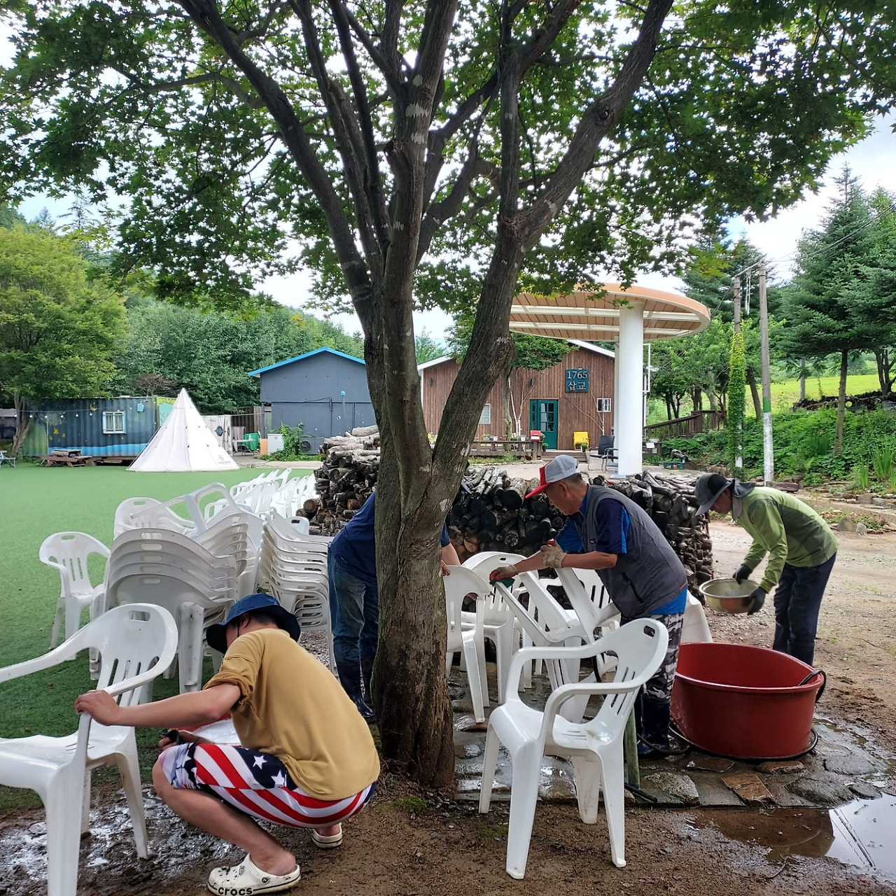 횡성 15주차 월요일_중복잔치 준비하기_해묵은 의자 때 닦아내기_20220725_1658747912887.jpg