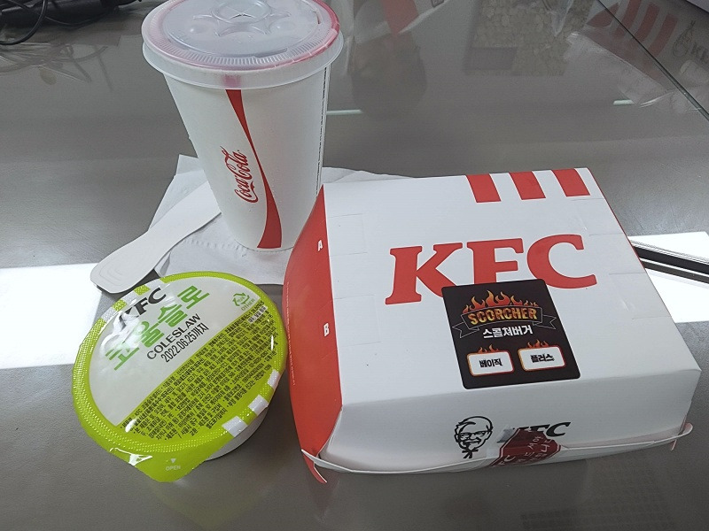 KFC 스콜쳐버거 (1).jpg