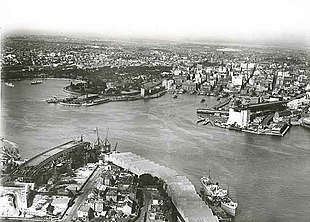 310px-Aerial_view_of_Sydney_Harbour_-_the_bridge_is_under_construction.jpg