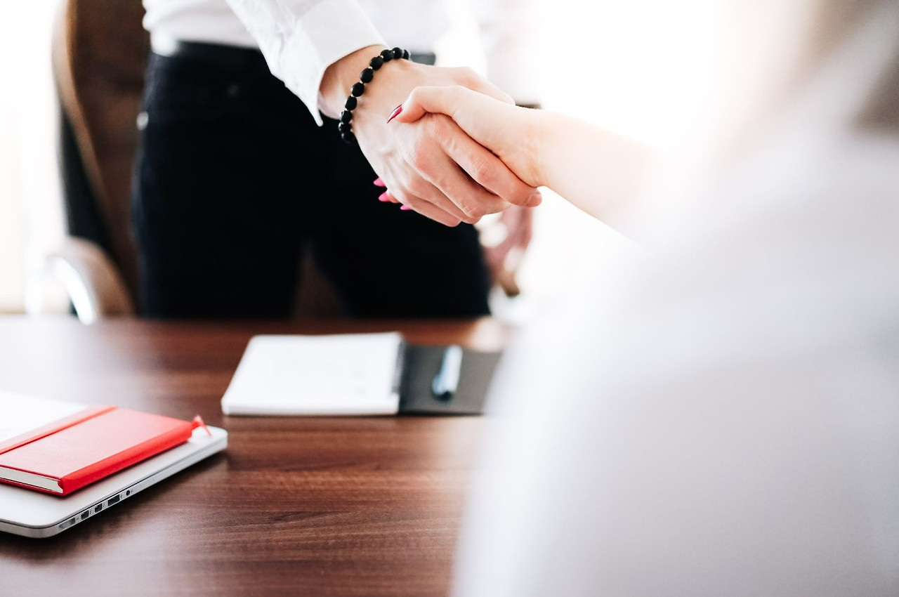 화질 줄인 악수.jpg