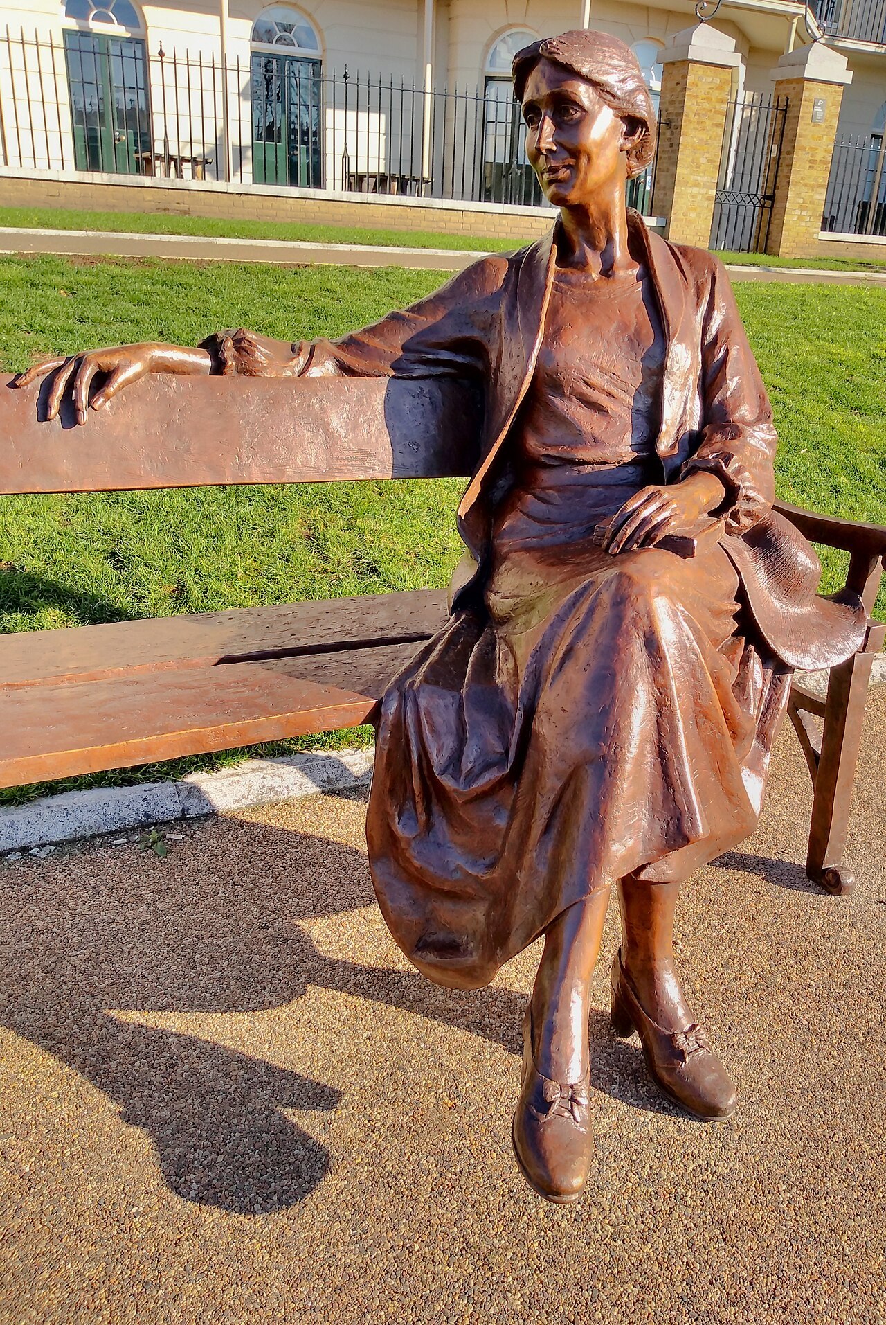 Richmond_Riverside,_statue_of_Virginia_Woolf_(3).jpg