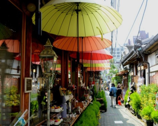 익선동 카페거리.jpg