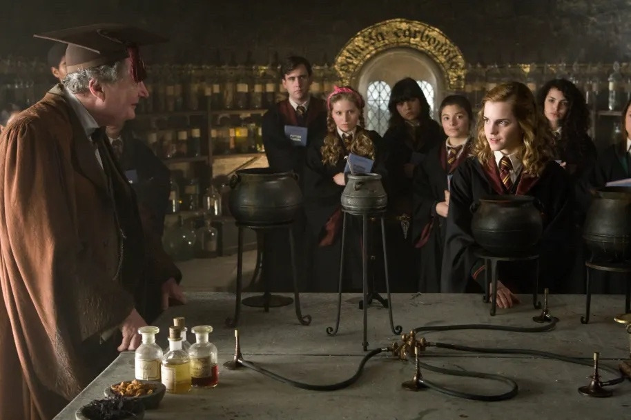 WB_F6_SlughornsPotionsClass_LovePotion_HermioneLavenderRomildaKatieLeanne_HP6D-08016r.jpg