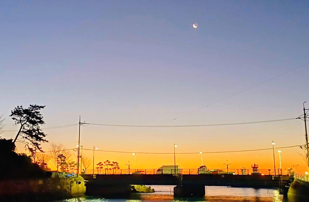 초승달과 해돋이.jpg