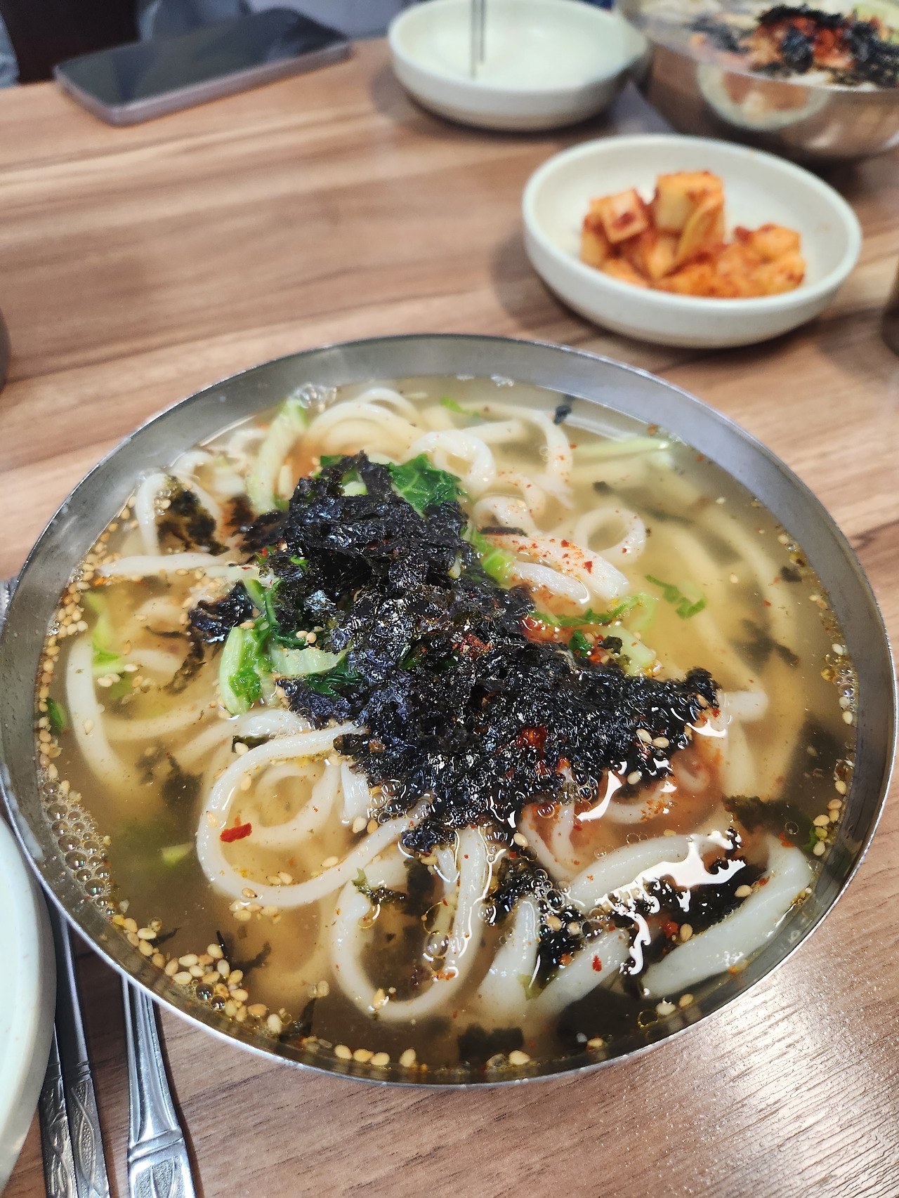 칼국수에 김밥 한 줄 다해서 7500원