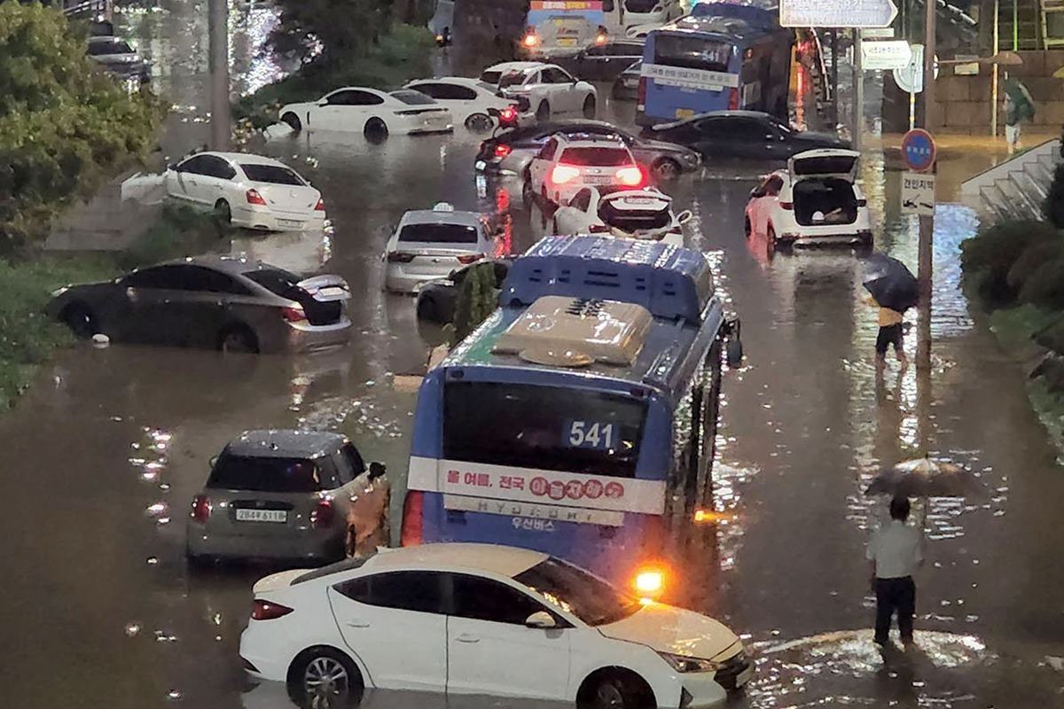 동아일보-8일-폭우로-침수차-대량-발생.jpg