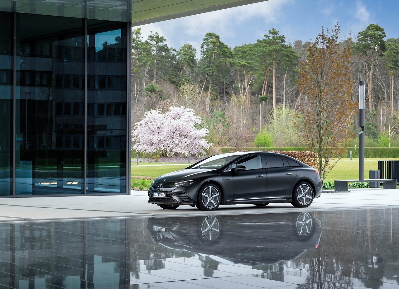 Mercedes-Benz-EQE-2023-1600-03.jpg