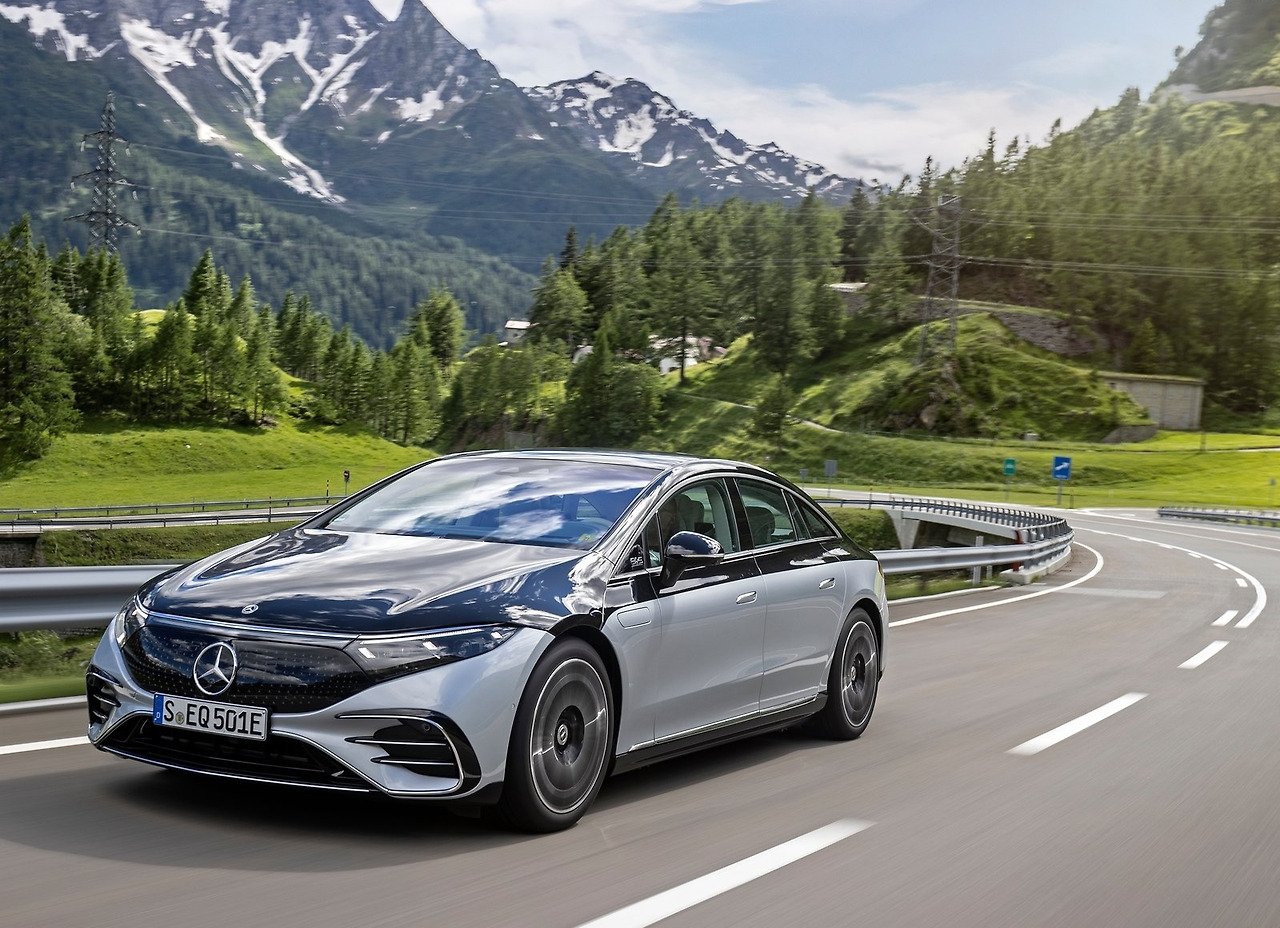 Mercedes-Benz-EQS-2022-1600-2d.jpg