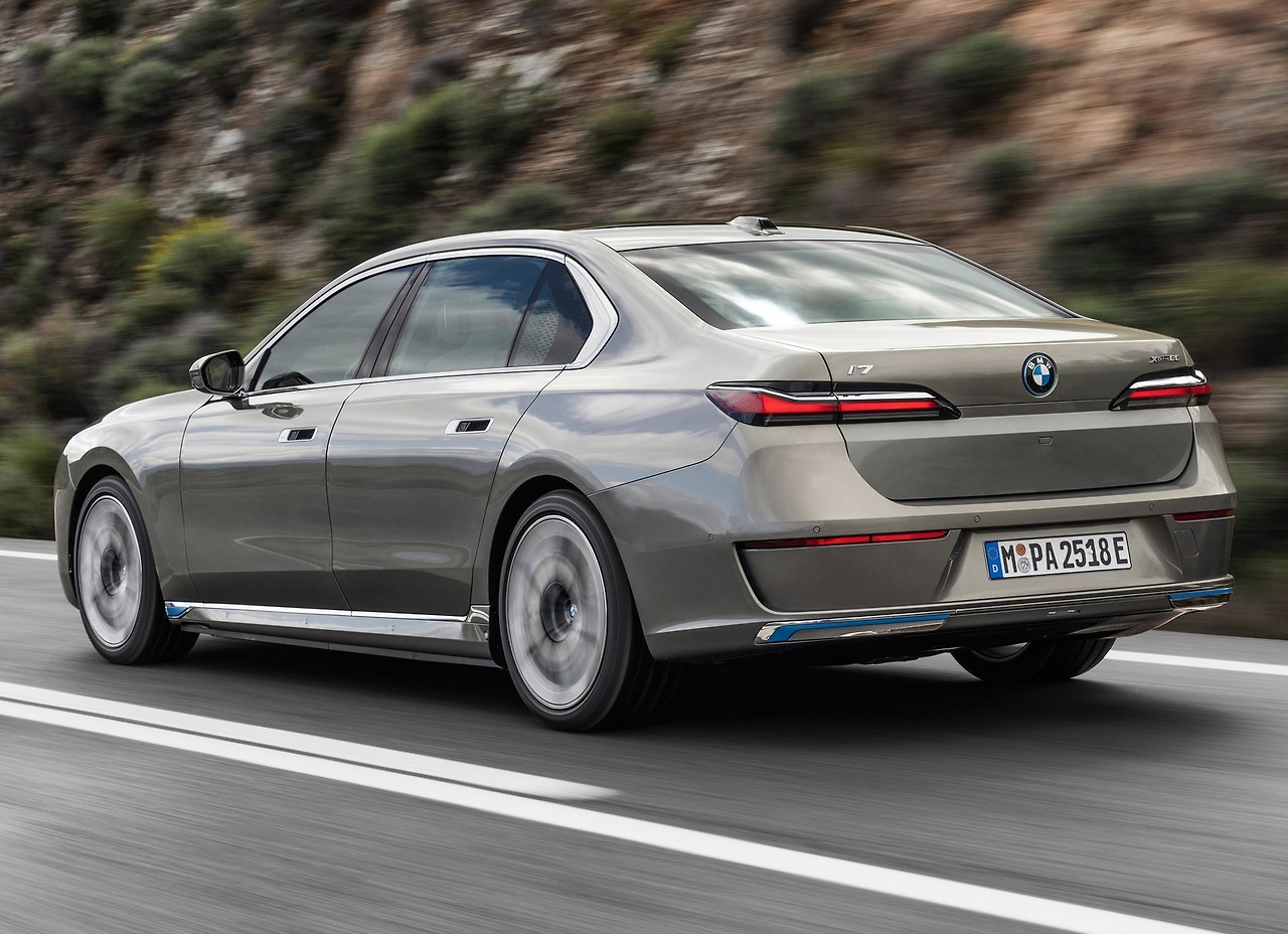 BMW-7-Series-2023-1600-38.jpg