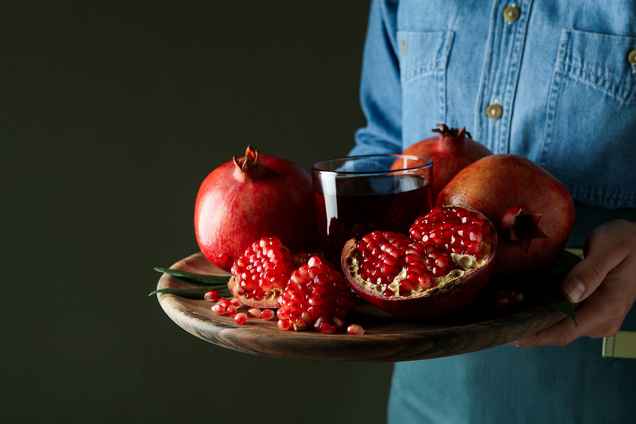 woman-holds-tray-with-pomegranate-juice-and-ingred-2023-11-27-05-13-22-utc.jpg