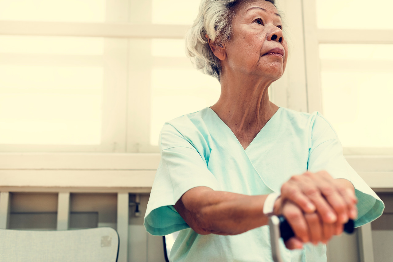 old-woman-in-a-hospital-2022-12-16-00-24-31-utc.jpg