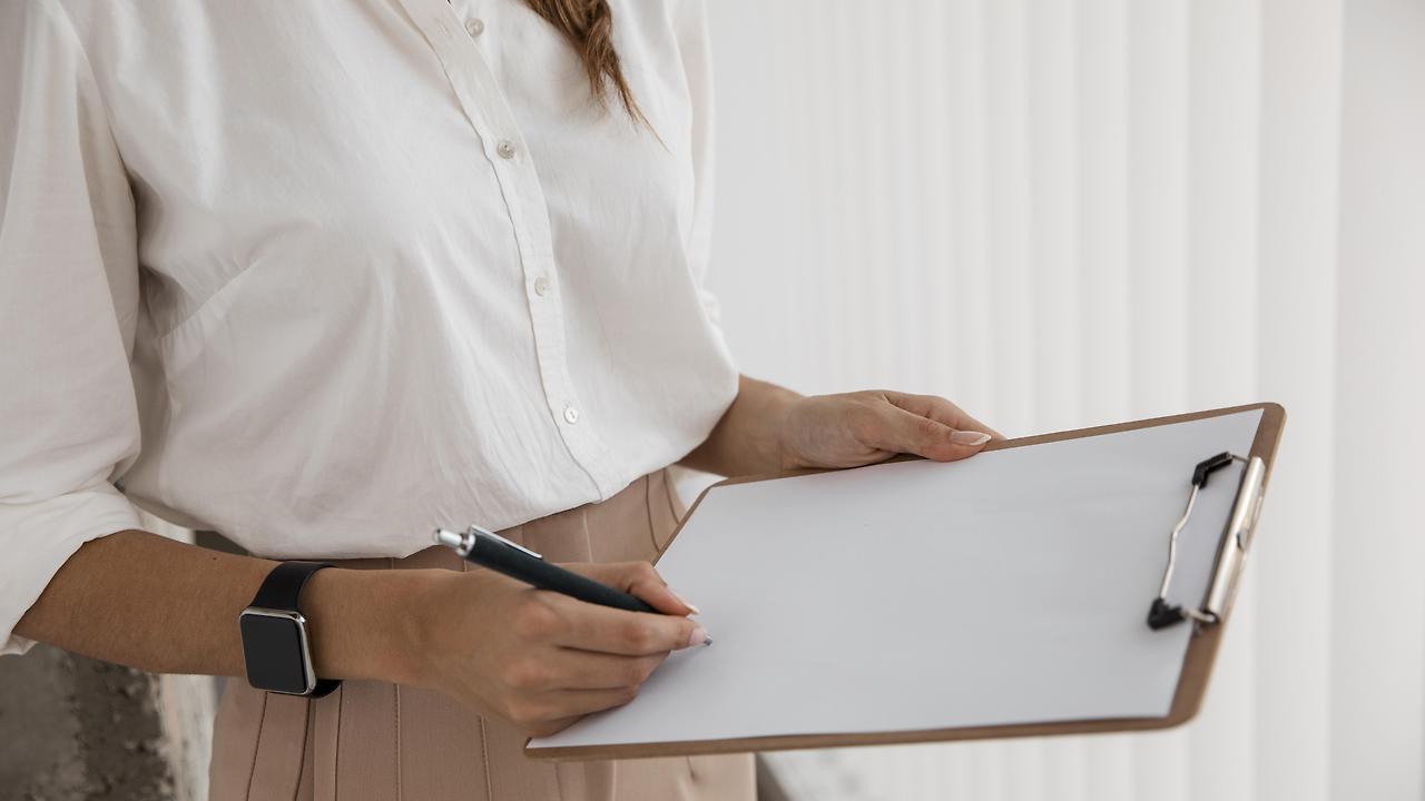 side-view-businesswoman-with-clipboard.jpg
