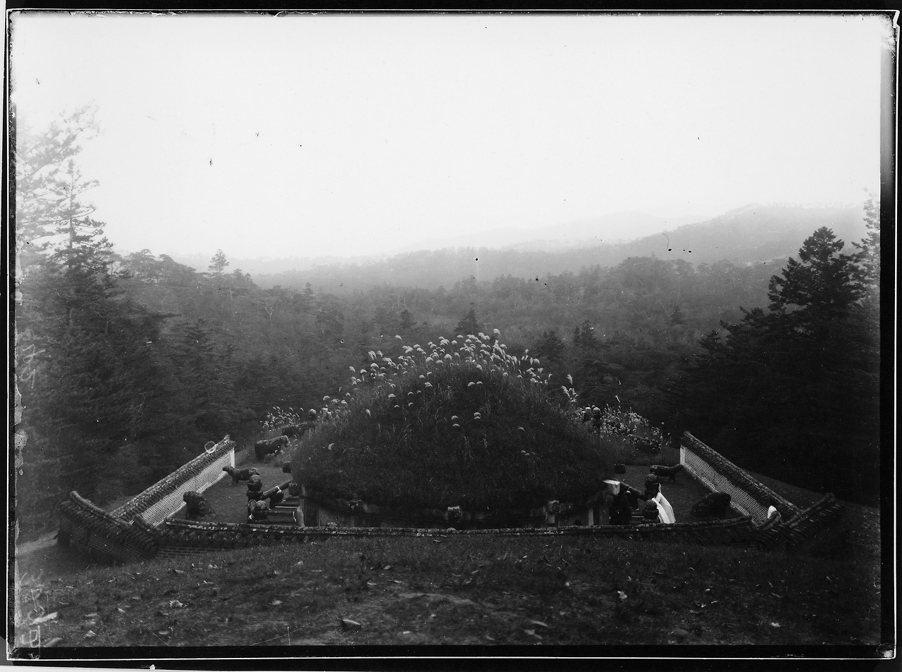 1909년 촬영된 태조건원릉(국립중앙박물관).jpg