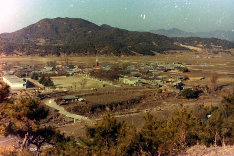 1979_두리봉에서_내려다_본_밧들__ICT0029_000_adjusted.jpg