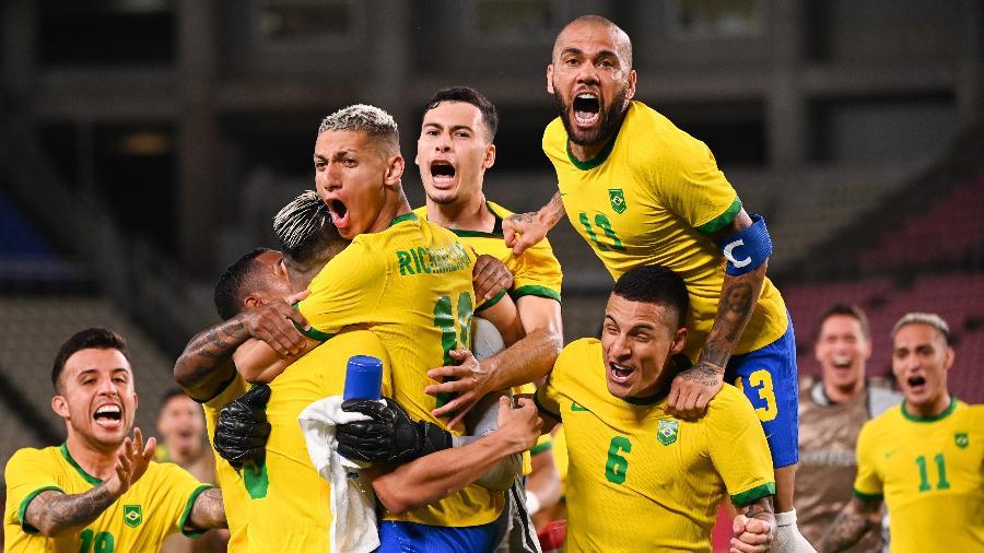 03ago2021---selecao-brasileira-comemora-classificacao-para-final-do-futebol-masculino-1628006372921_v2_900x506.jpg