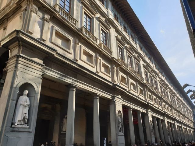 우피치 미술관 열주랑.jpg