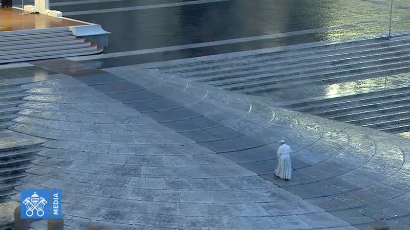 제단을 향하고 있는 교황.jpg