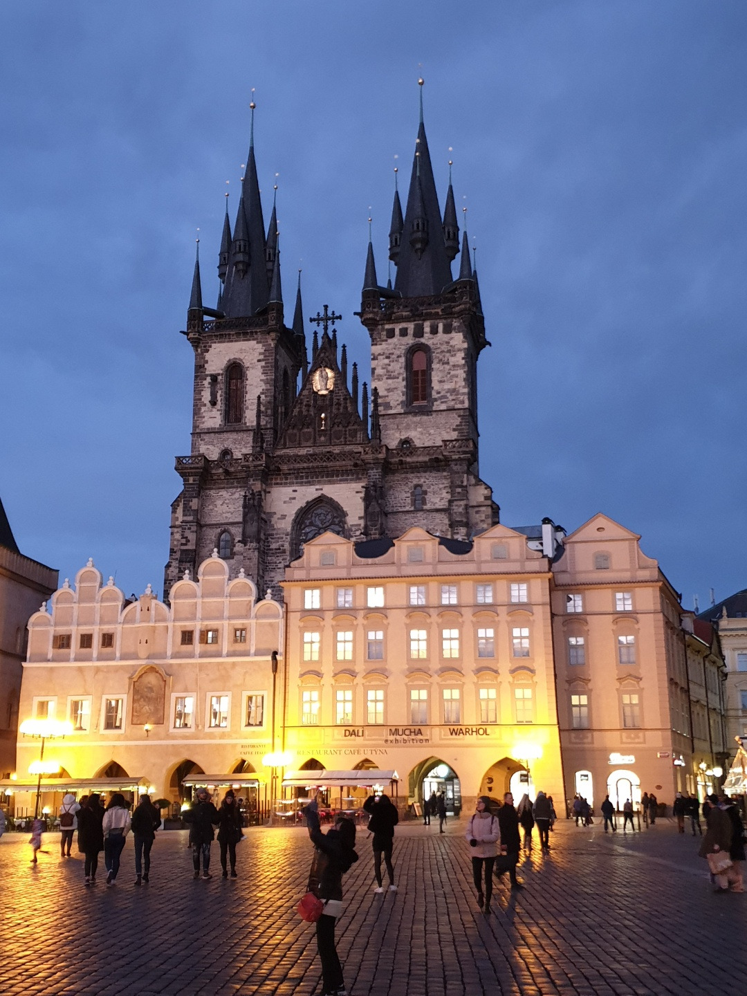 프라하 구시가지 광장 틴틴성당.jpg