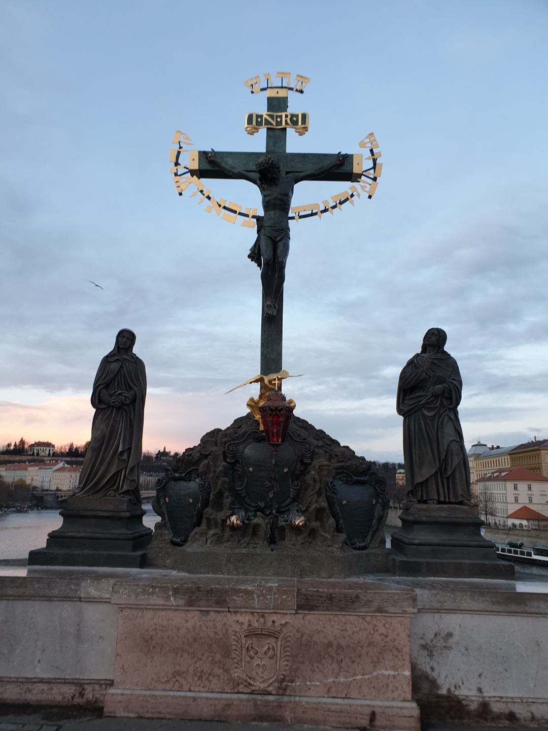 카를교 십자가상.jpg