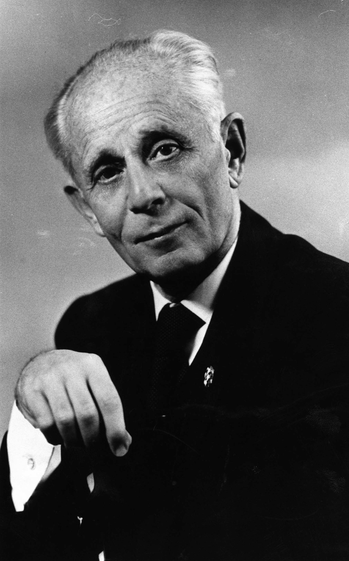 1200px-Portrait_Hans_Selye.jpg