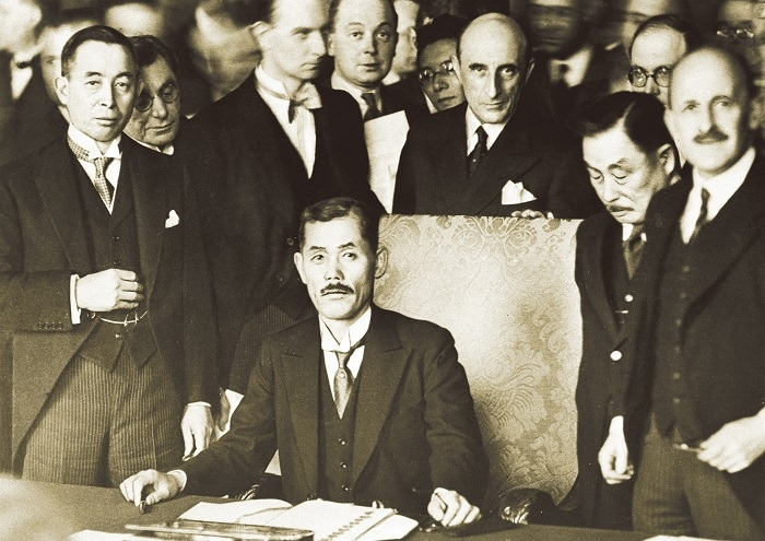 Reijiro_Wakatsuki_at_the_signing_of_the_London_Naval_Treaty.jpg