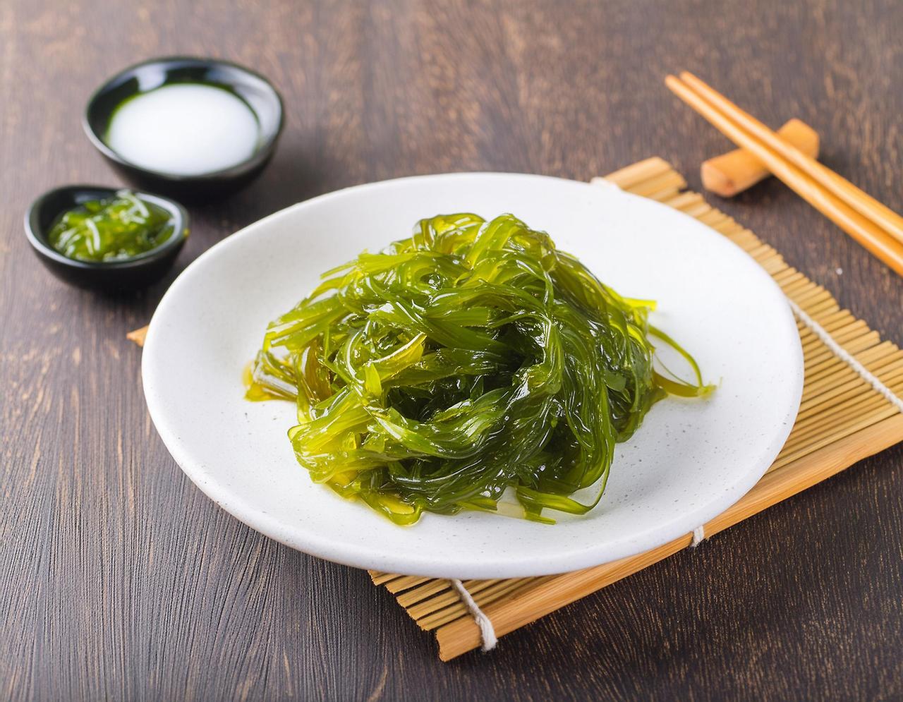 Firefly seaweed on the white dish 11880.jpg