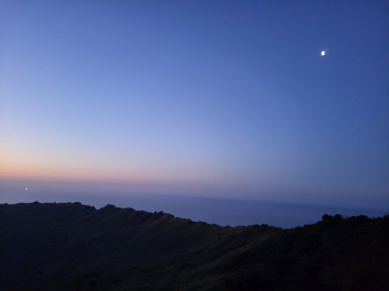 일출봉과 반달.jpg