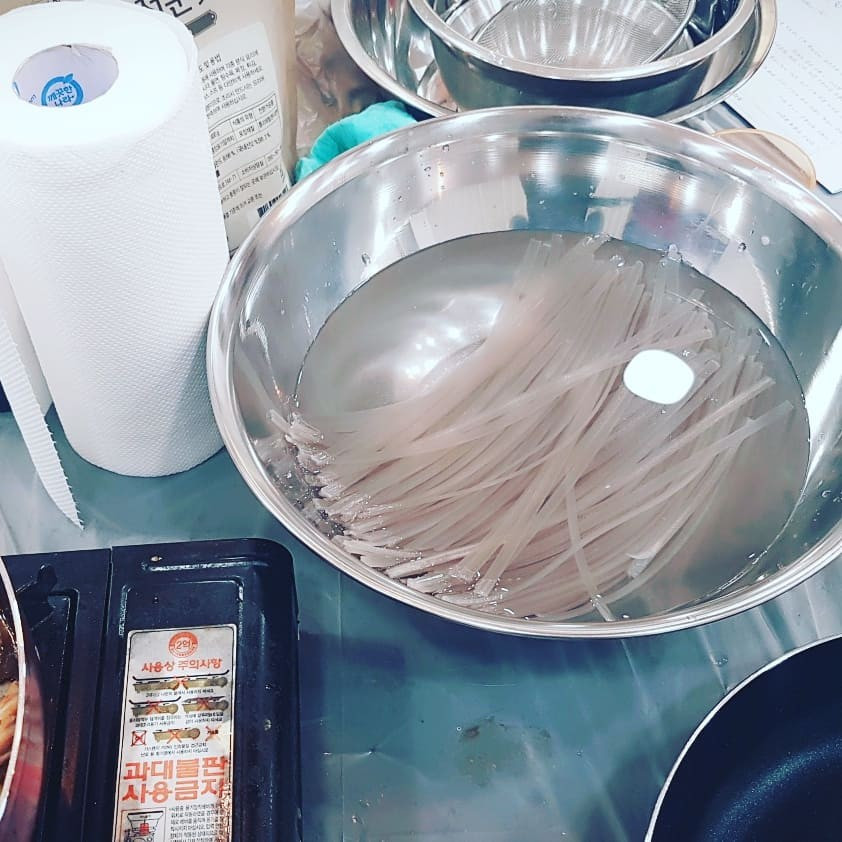 불려지고 있는 납작 당면.jpg
