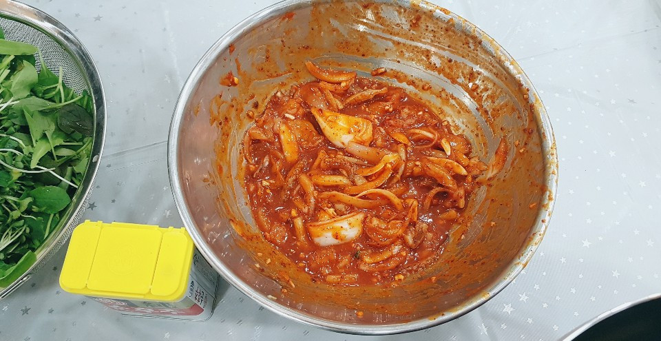 양념에 재워 놓은 오징어.jpg